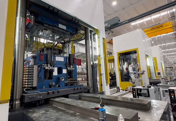 600T Dikey Enjeksiyon Makinesinin Araç Yan Kapı Ses Yalıtım Paneli (LZ-JS6000D)